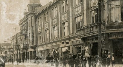 100 žingsnių per 300 metų istoriją