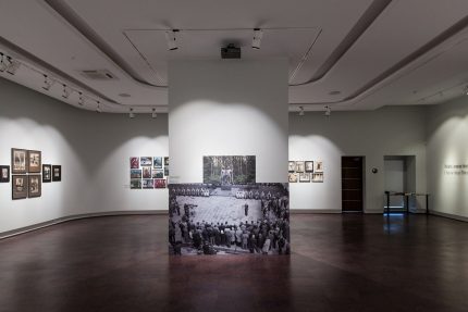 Paroda verčia naujai pažvelgti į senovines fotografijas