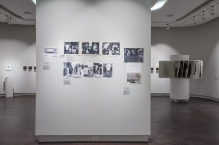 Fotoreportažas iš parodos „(Ne)fotografinis laukas. 1988–1995“ Fotografijos muziejuje, Šiauliuose