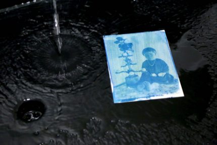 Saulės spinduliai išryškina mėlynus atvirukus