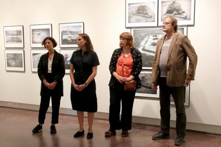 R. Pačėsos paroda „Geltona gulbė neatplauks“: tarp amžinybės ir ironijos