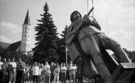 Fotografijų paroda keliasi į virtualią erdvę: ekologinis mitingas, Stalino ir Hitlerio veiksmų parodija