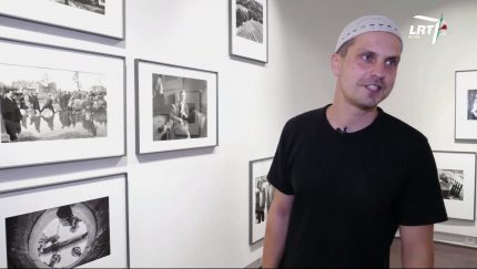 Šiaulių fotografijos muziejuje pristatoma vieno žymiausių Lietuvos fotografų – Antano Sutkaus – paroda, pasakojanti apie XX a. amžiaus Lietuvą.