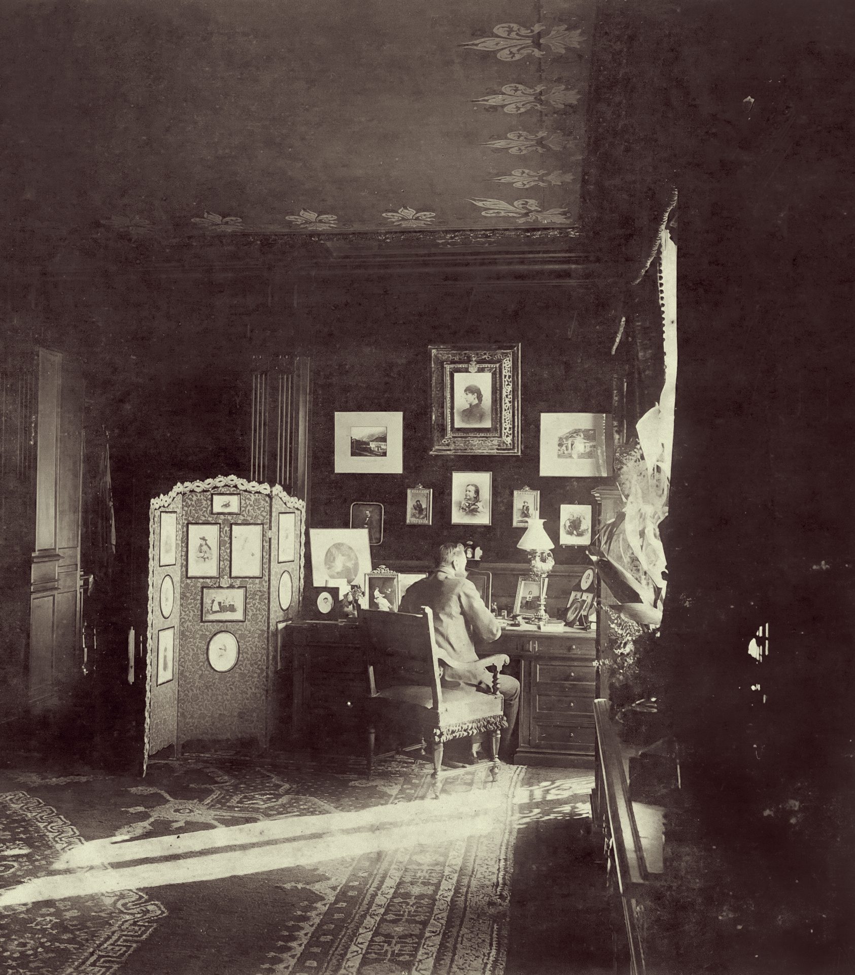 B. H. Tiškevičius savo apartamente Boccador gatvėje. Paryžius, 1891 m.  Petraičių šeimos archyvas