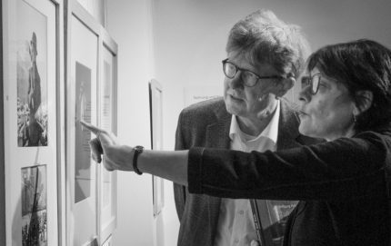 Vokietijoje atidaryta fotografo Kazio Daugėlos paroda, dokumentuojanti lietuvių pabėgėlių kasdienybę