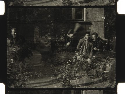 APIE DRAUGUS IR KINO KAMERĄ