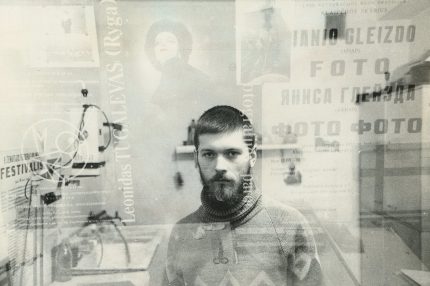 Fotografijos muziejuje atidaroma Raimundo Urbono paroda „Gyvenimas po stalu“