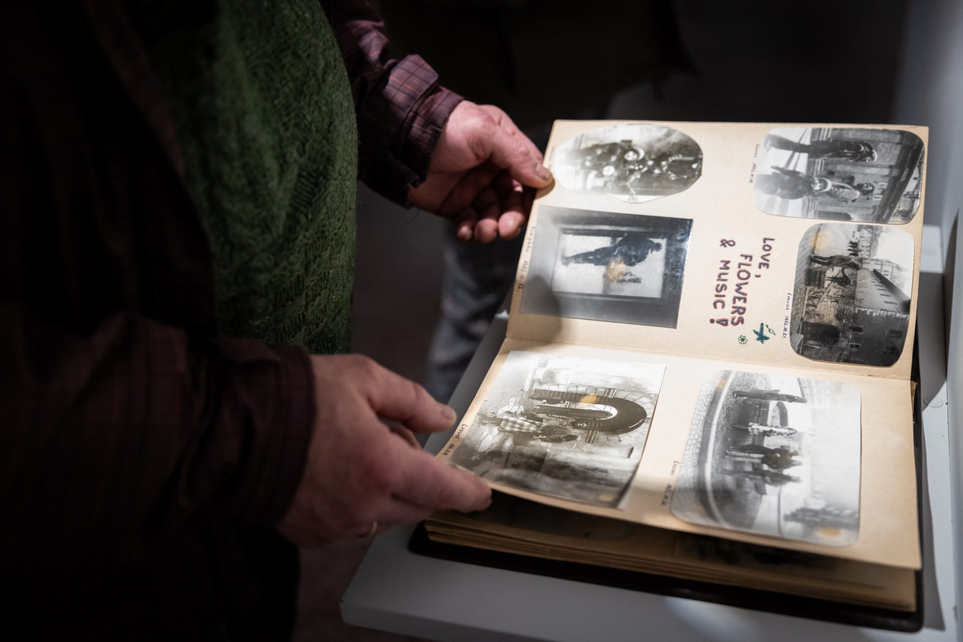 Raimundo Urbono parodos „Gyvenimas po stalu“ atidarymas