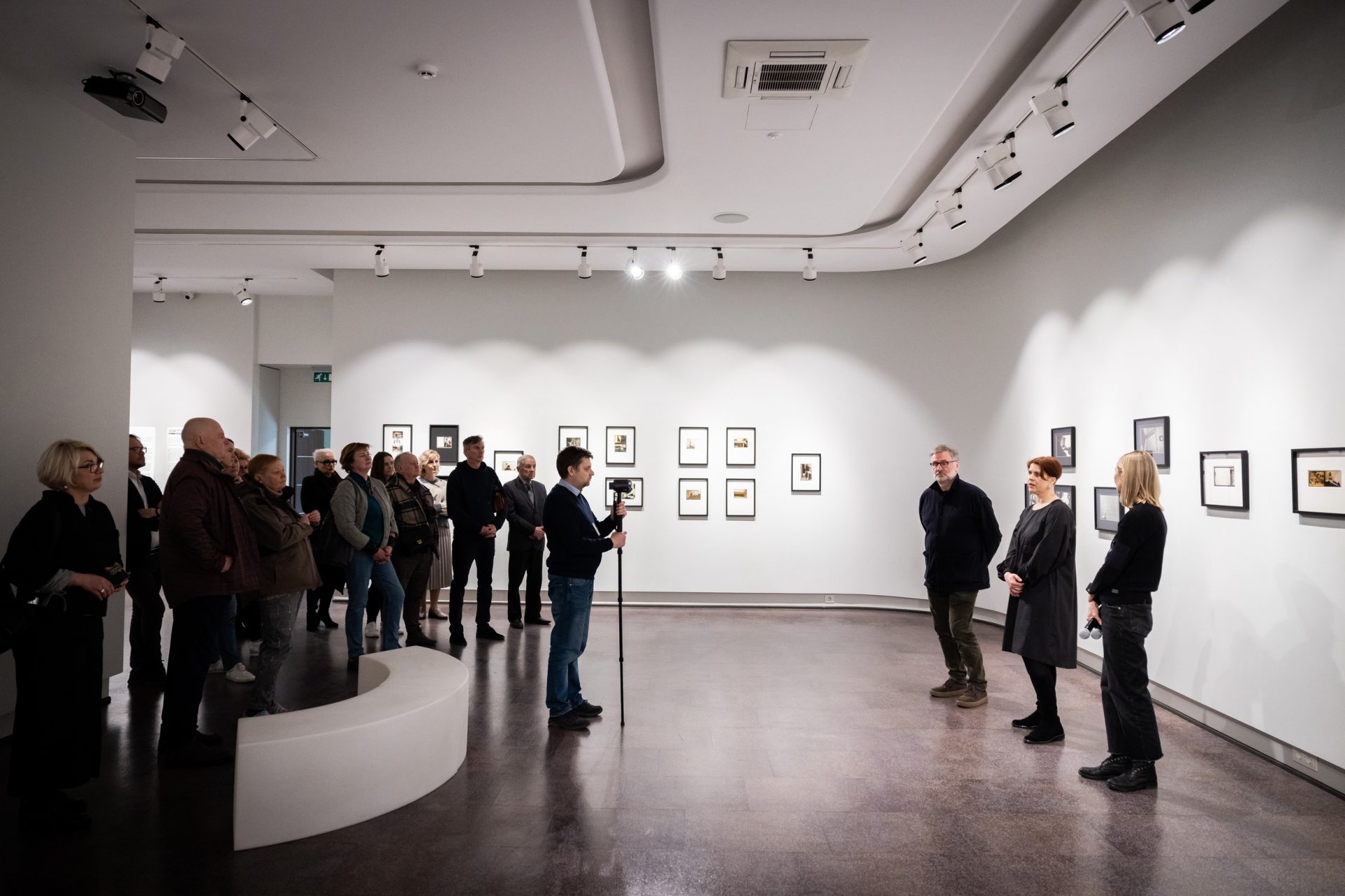 Raimundo Urbono parodos „Gyvenimas po stalu“ atidarymas