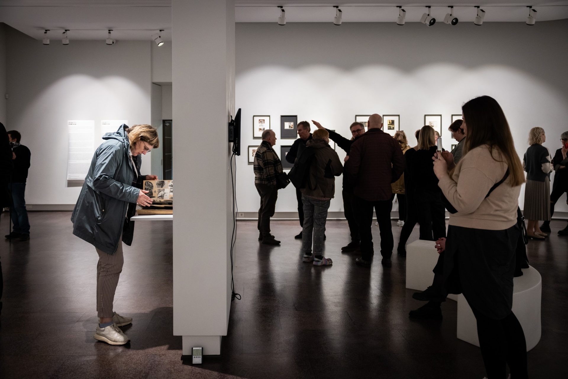 Raimundo Urbono parodos „Gyvenimas po stalu“ atidarymas