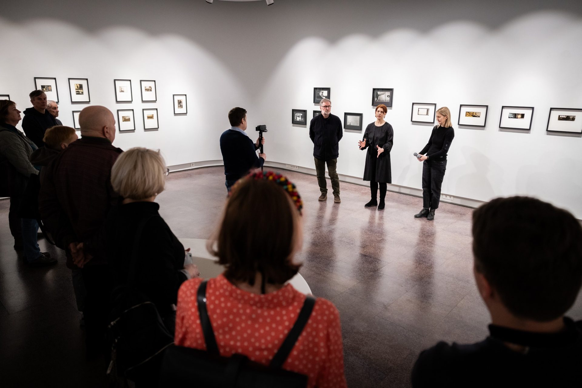 Raimundo Urbono parodos „Gyvenimas po stalu“ atidarymas