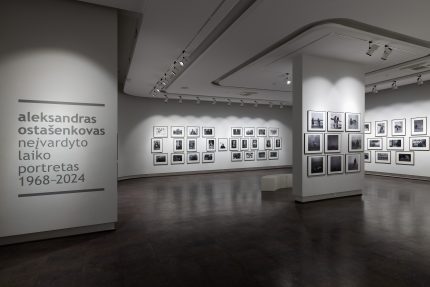 Atidaryta Aleksandro Ostašenkovo paroda „Neįvardyto laiko portretas. 1968–2024“