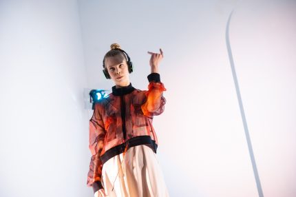 Virš Šiaulių stogų tyla virs judesiu: šokio trupė „Ulna“ pristato spektaklį