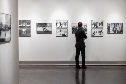 Pasivaikščiojimas po Virgilijaus Šontos parodą „Mokykla – mano namai“ su kuratoriumi