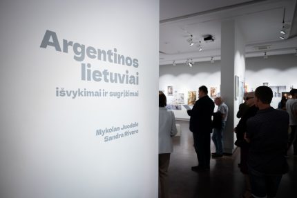 Pasivaikščiojimas po parodą su autoriais. Mykolas Juodelė ir Sandra Rivero